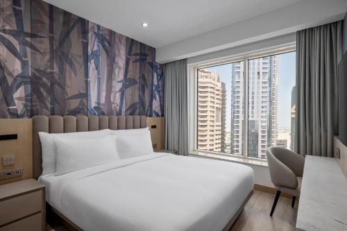 迪拜Residence Inn by Marriott Sheikh Zayed Road, Dubai的卧室设有一张白色大床和一扇窗户。