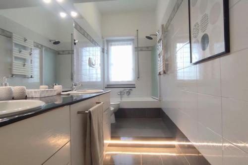 罗马Gastaldi House, EUR Mostacciano, delizioso flat的白色的浴室设有水槽和卫生间。