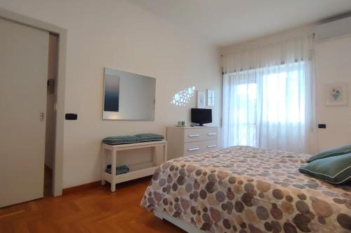 罗马Gastaldi House, EUR Mostacciano, delizioso flat的一间卧室配有一张床和一台电视