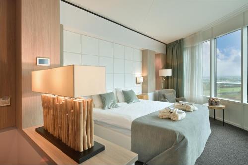 蒂尔蒂尔凡德瓦克酒店的酒店客房设有一张床和一个大窗户