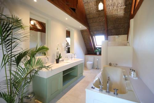 帕尔Adara Palmiet Valley Luxurious Boutique Farm Hotel的浴室设有2个水槽和2面镜子