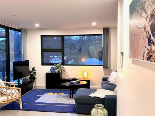赫斯基森Husky Sol的客厅配有蓝色的沙发和电视