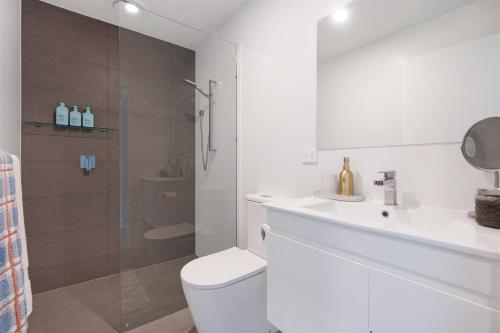 赫斯基森Husky Sol的浴室配有卫生间、盥洗盆和淋浴。