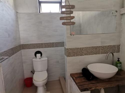 Rodrigues IslandOR Saison的浴室配有白色卫生间和盥洗盆。