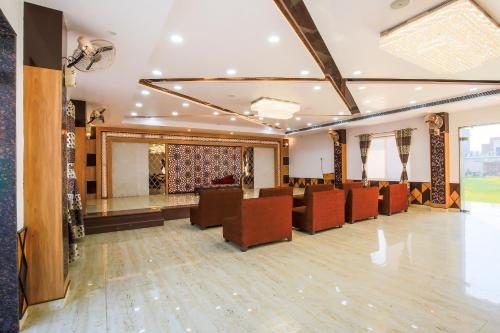 ChinhatVaibhav Laxmi Paradise的一间会议室,配有椅子和大镜子