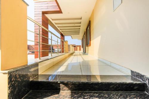 ChinhatVaibhav Laxmi Paradise的玻璃地板的建筑物走廊