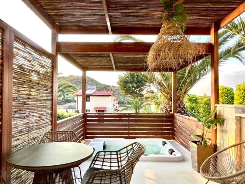 萨尔蒂Palma Deluxe House的一个带桌椅和热水浴池的庭院