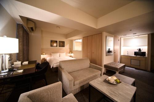 东京六本木S酒店的酒店客房设有床和客厅。