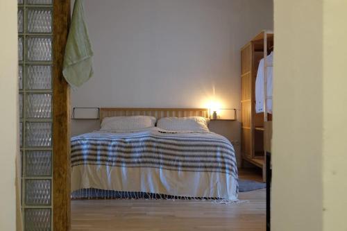 居辛Quartier Romantikum的一间卧室设有一张床和一个书架