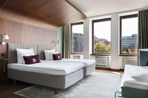 赫尔辛基赫尔辛基苏可酒店的酒店客房设有一张床和两个窗户。