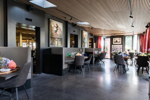 特鲁萨特鲁萨波曼斯酒店的餐厅内带桌椅的用餐室