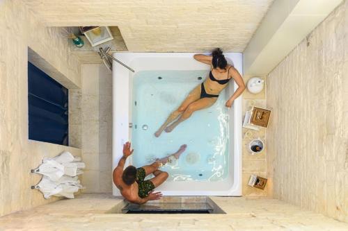 诺奇Murr Luxury Rooms的男人和女人跳入游泳池