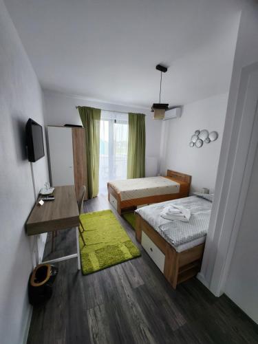DumbrăviţaArmina's Residence 2的小房间设有两张床和一张书桌