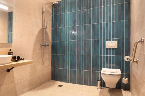 米拉马斯Ibis Styles Miramas的带淋浴、卫生间和盥洗盆的浴室