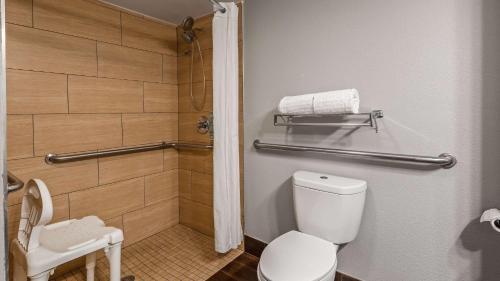 弗洛伦斯贝斯特韦斯特佛罗伦萨辛辛那提酒店的一间带卫生间和淋浴的浴室