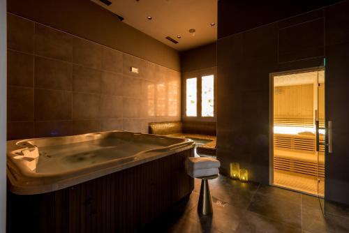 斯普利特Cora Hotel的带浴缸和窗户的大浴室
