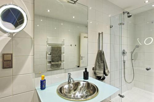 伍珀塔尔Luxus über 2 Etagen mit Balkon in Elberfeld的一间带水槽和淋浴的浴室