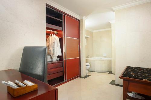 打拉根塔拉坎瑞士贝尔酒店的浴室设有红色衣柜、卫生间和水槽