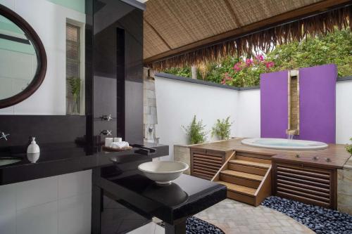 马累Dhawa Ihuru的浴室配有盥洗盆和浴缸。