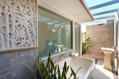 坎古ECHO BEACH DESIGNER APARTMENT的一间带大窗户和浴缸的浴室