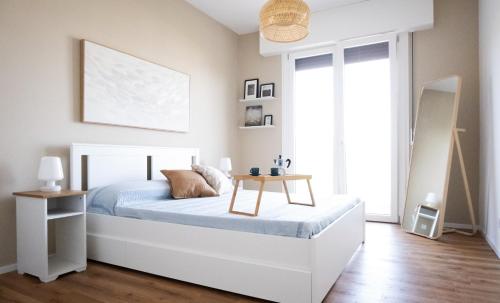 利多迪耶索罗Appartamento Nautilus的卧室配有白色的床和桌子