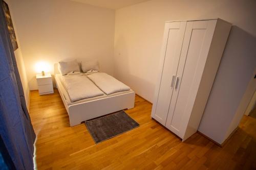 因斯布鲁克Modern Innsbruck Apartment I Free Parking的一间带一张床和一个衣柜的小卧室