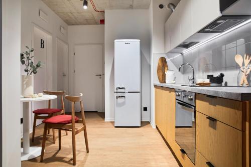 罗兹Chill Inn的厨房配有冰箱和桌椅