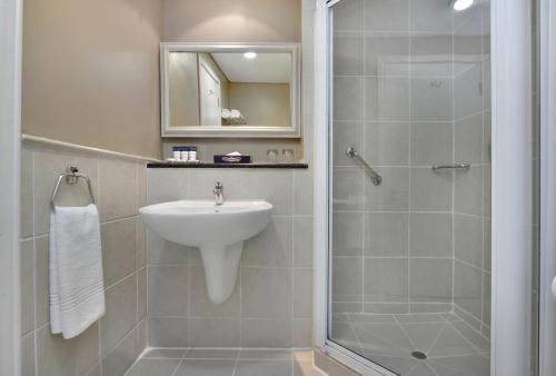 内尔斯普雷特内尔斯普雷特万豪普罗蒂亚酒店的一间带水槽和淋浴的浴室