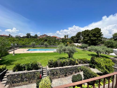 圣格雷戈廖迪卡塔尼亚拉卡鲁巴杂酒店的享有带游泳池的花园美景