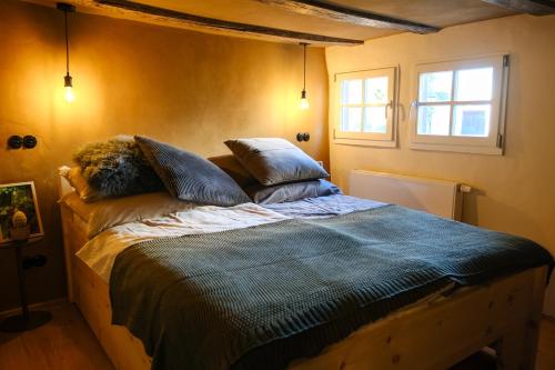 Dom-EschFerienhaus Das Dömchen的一间卧室配有带枕头的床