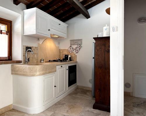 圣温琴佐Casa PÀTHOS的厨房配有白色橱柜和水槽