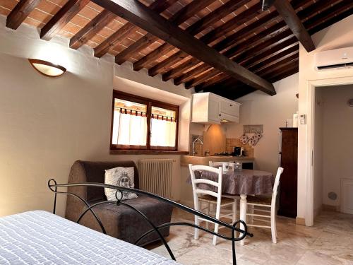 圣温琴佐Casa PÀTHOS的卧室配有一张床和一张桌子及椅子