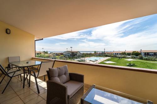 莫尼加派美雅公寓酒店的阳台配有桌椅和大窗户。