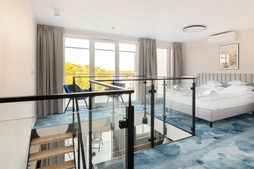 姆热日诺Art Boulevard的一间酒店客房,设有一张床铺和玻璃地板