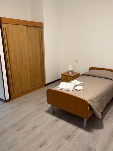莱诺Albergo Civico 7的一间卧室配有一张床和一扇木门