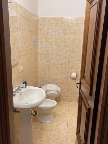 莱诺Albergo Civico 7的一间带水槽和卫生间的浴室