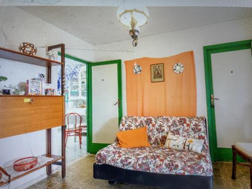 维拉皮亚纳Casa Patrizia的带沙发和橙色墙壁的客厅