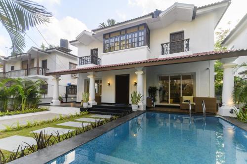 阿伯来Eerus Villa 3Bhk Luxurious Home的一座房子前面设有游泳池