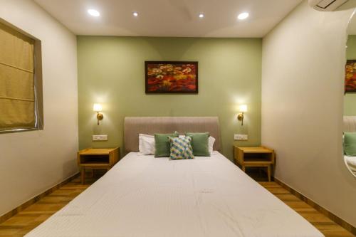 阿伯来Eerus Villa 3Bhk Luxurious Home的一张大床,房间带两张桌子
