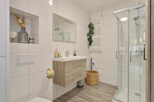 恩斯赫德17, EnschedeCentrum的白色的浴室设有水槽和淋浴。