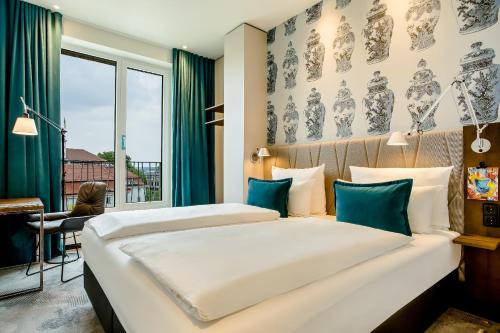 德累斯顿德累斯顿茨温格汽车旅馆的配有窗户的酒店客房内的两张床