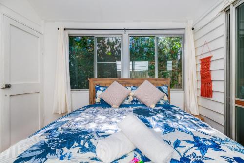 谭伯连山The Forest Lodge的窗户客房内的一张蓝色和白色的床