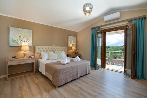 盖奥斯Villa Ozias a modern,spacious, swimmig pool villa.的一间卧室设有一张床和一个滑动玻璃门