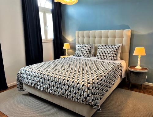 蒙考Raiano Guest House的一间卧室配有一张大床和枕头