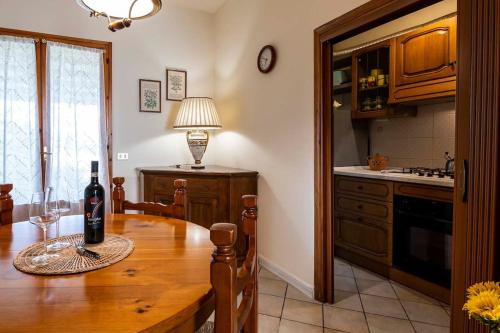 切塔尔多Casa vacanze Santa Maria的厨房配有木桌和一瓶葡萄酒