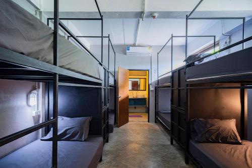 涛岛Echo Hostel Koh Tao的走廊的客房内设有两张双层床。