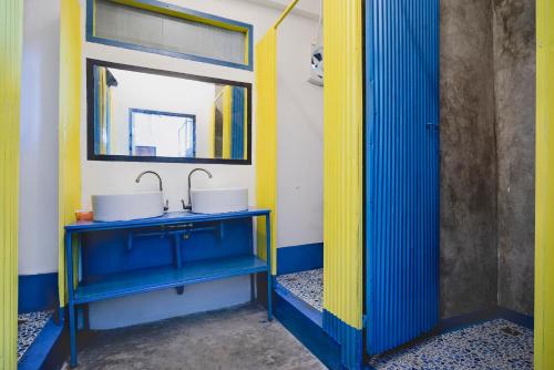 涛岛Echo Hostel Koh Tao的浴室设有蓝色水槽和镜子