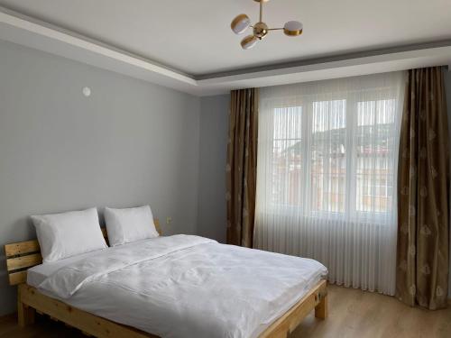 SoğuksuCLOUDS Atapark的白色的卧室设有床和窗户