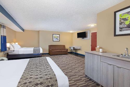 干岭干岭温德姆麦克罗特套房酒店的酒店客房设有床和水槽