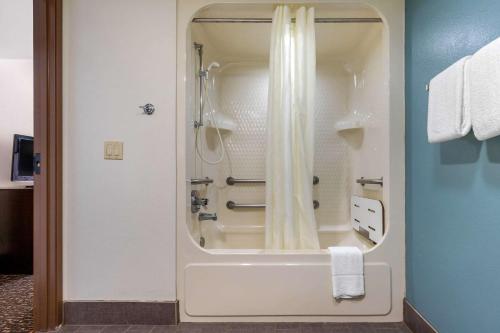 约翰逊城约翰逊城司丽普套房酒店的带淋浴和浴帘的浴室